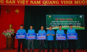 Đ/c Phan Mạnh Hùng - Chủ tịch Công đoàn CSVN trao 400 triệu cho 5 đơn vị xây dựng 8 căn nhà mái ấm công đoàn trong Tháng công nhân 2020
