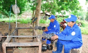 Công nhân vệ sinh chén hứng mủ bằng sáng kiến của anh Trương Ngọc Chiến.