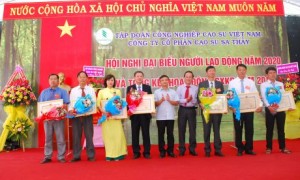 Lãnh đạo VRG và Huyễn Ia H'drai trao bằng khen của Bộ NN & PTNT cho các cá nhân và tập thể