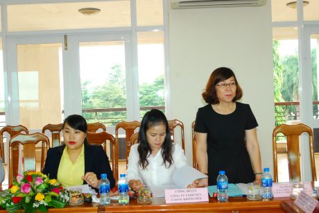 Chủ tịch CĐ Cao su Krông Buk Bạch Thị Phương Chị góp ý