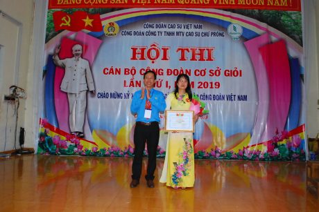 Chủ tịch CĐ công ty Trần Văn Tiến trao giải nhất cho thí sinh Tạ Thị Hằng