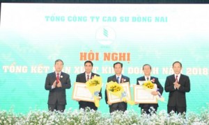 Ông Trần Ngọc Thuận - Chủ tịch HĐQT VRG và ông Nguyễn Quốc Hùng - TUV - Phó Chủ tịch UBND tỉnh Đồng Nai tặng hoa và Huân chương Lao động cho các cá nhân tiêu biểu