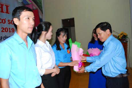 Phó TGĐ công ty Trần Trung Căn tặng hoa và trao thưởng cho đơn vị đạt giải