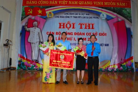 Phó Chủ tịch CĐ CSVN Võ Việt Ngân trao giải nhất đồng đội cho Trung tâm y tế