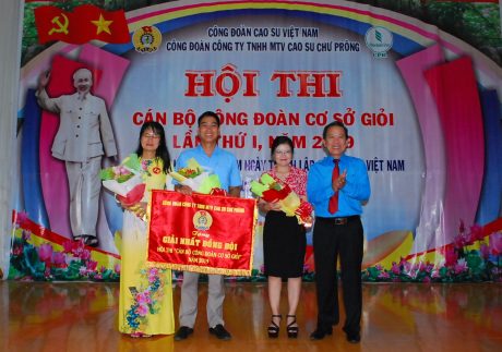 Phó Chủ tịch CĐ CSVN Võ Việt Ngân trao giải tại Hội thi Chủ tịch CĐ cơ sở giỏi Cao su Chư Prông. 
