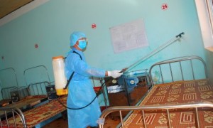 Khử trùng gường bệnh sẵn sàng đón bệnh nhân
