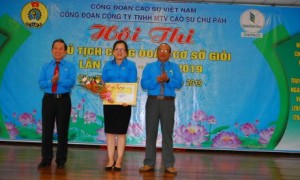 Phó chủ tịch CĐ CSVN Võ Việt Ngân và Chủ tịch CĐ Cao su Chư Păh Siu Hoa trao giải nhất cho thí sinh Bùi Thị Duyên