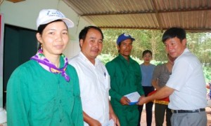 CT CĐ công ty Lê Huy Phu trao tiền thưởng cho các cá nhân