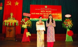 Phó Chủ tịch CĐ Trương Thị Huế Minh trao bằng khen của Tổng LĐLĐ cho nữ CN xuất sắc nhất năm 2018