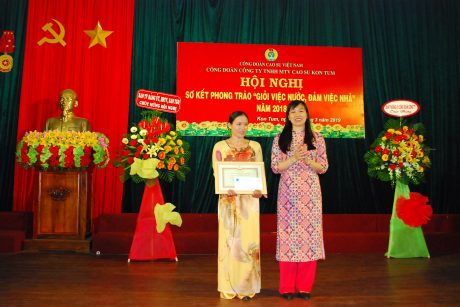Phó Chủ tịch CĐ Trương Thị Huế Minh trao bằng khen của Tổng LĐLĐ cho nữ CN xuất sắc nhất năm 2018