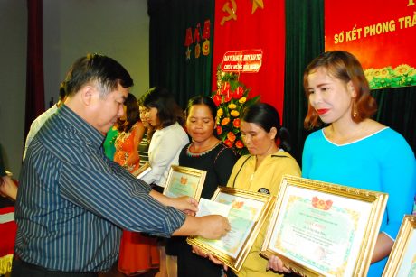 Chủ tịch CĐ Công ty lâm Xuân Lịch tặng giấy khen và tiền thưởng cho CN
