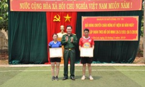 Thượng tá Hoàng Đức Toả - BTĐU - Phó Giám đốc Công ty trao giải nhất bóng chuyền nam và nữ cho chi đoàn Cơ quan và chi đoàn 4.
