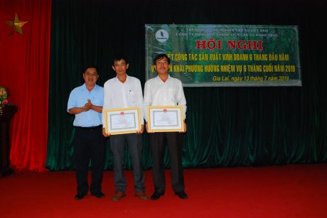 Chủ tịch HĐTV Huỳnh Trung Hưng trao thưởng cho 2 NT hoàn thành xuất sắc nhiệm vụ