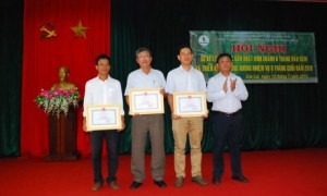 TGĐ Trương Minh tiến trao thưởng cho các tập thể