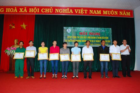 Phó TGĐ Trương Thanh Tuấn trao thưởng cho các cá nhân