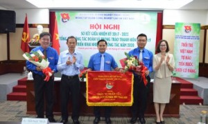 Đ/c Trần Ngọc Thuận – Bí thư Đảng ủy, Chủ tịch HĐQT VRG và đ/c Hoàng Thị Minh Thu - Phó Bí thư Thường trực, Chủ nhiệm Ủy ban Kiểm tra Đoàn Khối DNTW trao Cờ thi đua xuất sắc của Đoàn Khối DNTW cho ĐTN VRG