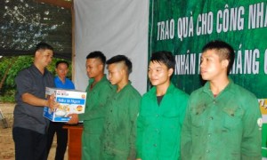 Ông Trương Ly - Chủ tịch HĐTV công ty trao nồi cơm điện cho công nhân