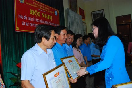 Chủ tịch LĐLĐ tỉnh Gia Lai Trần Lệ Nhung tặng bằng khen cho các cá nhân có thành tích xuất sắc trong hoạt động CĐ 2018