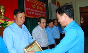 Chủ tịch CĐ công ty Trần Văn Tiến trao bằng khen của CĐ CSVN cho các cá nhân