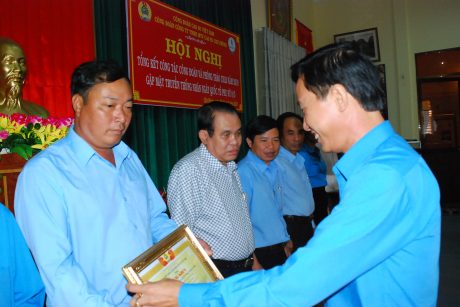 Chủ tịch CĐ công ty Trần Văn Tiến trao bằng khen của CĐ CSVN cho các cá nhân