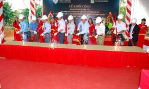 Lãnh đạo VRG, tỉnh Gia Lai, huyện Chư Prông cùng nhà thầu và Công ty Chư Prông thực hiện nghi thức động thổ