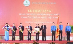 Phó Thủ tướng Thường trực Chính phủ Trương Hòa Bình, thay mặt lãnh đạo Đảng và Nhà nước trao Huân chương Lao động hạng Nhất cho Công đoàn Cao su VN.