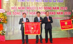Trao cờ thi đua của VRG cho lãnh đạo công ty