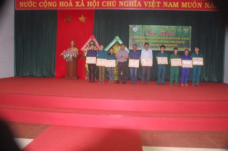 TGĐ công ty Trương Minh Tiến tặng giấy khen cho tập thể và các cá nhân đạt thành tốt trong 9 tháng đầu năm