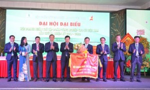 VRG tặng bức trướng cho Hội DNT VRG