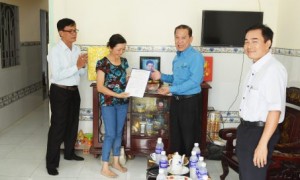 Ông Võ Việt Ngân – Phó chủ tịch Công đoàn Cao su VN, đã trao quyết định hỗ trợ xây nhà chị Nguyễn Thị Thu Thủy