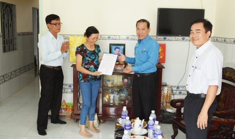 Ông Võ Việt Ngân – Phó chủ tịch Công đoàn Cao su VN, đã trao quyết định hỗ trợ xây nhà chị Nguyễn Thị Thu Thủy  