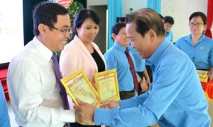 Ông Võ Việt Ngân - Phó Chủ tịch Công đoàn CSVN trao thưởng cho các cá nhân có thành tích trong hoạt động công đoàn và phong trào CNVC - LĐ của TCT năm 2019