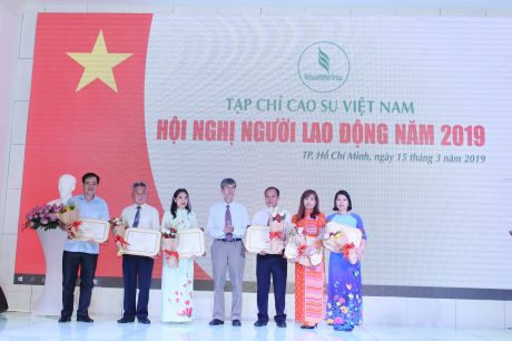 Ông Trần Đức Thuận – TV HĐQT VRG trao kỉ niệm chương của Bộ NN&PTNT cho CBCNV Tạp chí