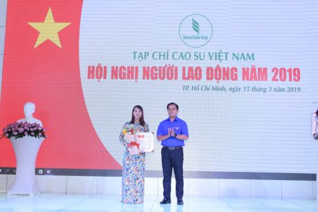 Đ/c Thái Bảo Tri - UV BCH W Đoàn, Bí thư ĐTN VRG trao bằng khen xuất sắc của TW Đoàn cho Chi đoàn Tạp chí