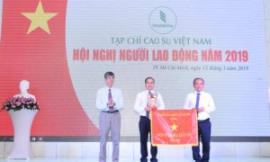 Trần Đức Thuận – TV HĐQT VRG trao Cờ thi đua xuất sắc cho Tạp chí