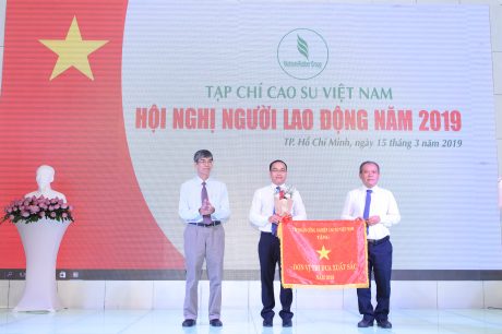 Trần Đức Thuận – TV HĐQT VRG trao Cờ thi đua xuất sắc cho Tạp chí