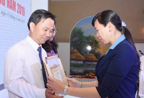 Bà Trương Thị Huế Minh - Phó Chủ tịch CĐ CSVN trao bằng khen của CĐ CSVN cho CBCNV Tạp chí