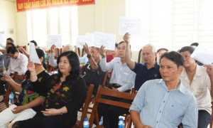 Cổ đông biểu quyết thông qua nghị quyết đại hội