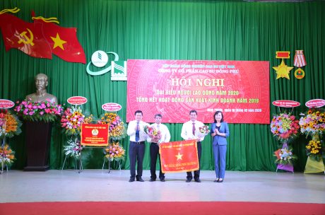Cao su Đồng Phú nhận Cờ thi đua xuất sắc của Ủy ban Quản lý vốn Nhà nước tại Doanh nghiệp