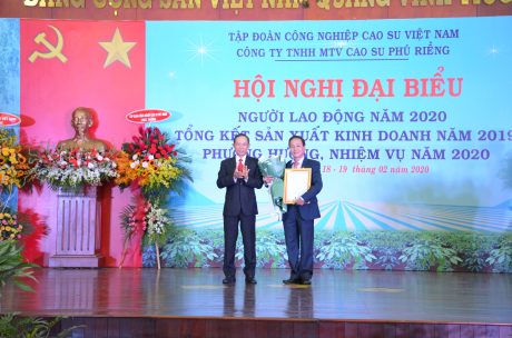 Ông Trần Ngọc Thuận – Chủ tịch HĐQT VRG trao quyết định bổ nhiệm chức vụ Phó TGĐ VRG cho ông Trần Thanh Phụng 