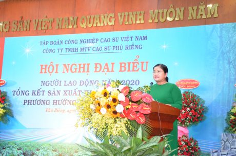 Bà Trần Tuệ Hiền – Phó Bí thư thường trực tỉnh ủy, Chủ tịch UBND tỉnh Bình Phước phát biểu tại hội nghị
