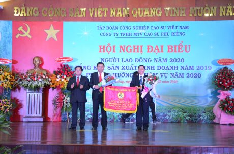 Công đoàn Cao su Phú Riềng nhận Cờ thi đua xuất sắc của Tổng LĐLĐ VN