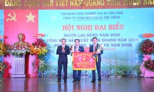 Cao su Phú Riềng nhận Cờ thi đua xuất sắc của Bộ NN & PTNN