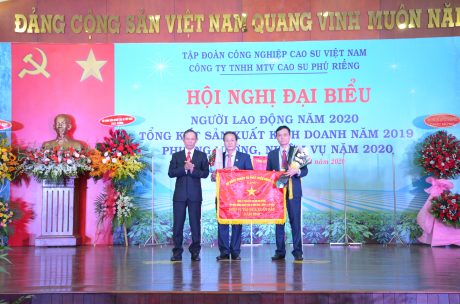 Cao su Phú Riềng nhận Cờ thi đua xuất sắc của Bộ NN & PTNN