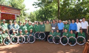 Lãnh đạo Công đoàn Cao su VN và Công đoàn Cao su Phú Riềng trao thưởng cho CNLĐ. Ảnh: Vũ Phong