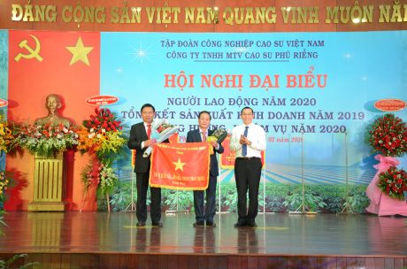 Cao su Phú Riềng nhận Cờ thi đua xuất sắc của Ủy ban Quản lý vốn Nhà nước tại Doanh nghiệp