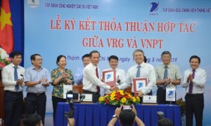 Chủ tịch HĐQT VRG Trần Ngọc Thuận trao đổi bản ký kết với Ông Trần Mạnh Hùng - Chủ tịch HĐTV VNPT