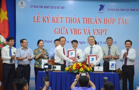 Chủ tịch HĐQT VRG Trần Ngọc Thuận trao đổi bản ký kết với Ông Trần Mạnh Hùng - Chủ tịch HĐTV VNPT