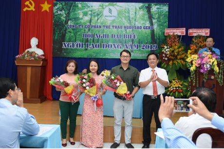 Ông Trần Văn Hạnh – Bí Thư Đảng Ủy – TGĐ công ty  trao hoa chúc mừng các đại diện NLĐ tham gia đối thoại dịnh kỳ