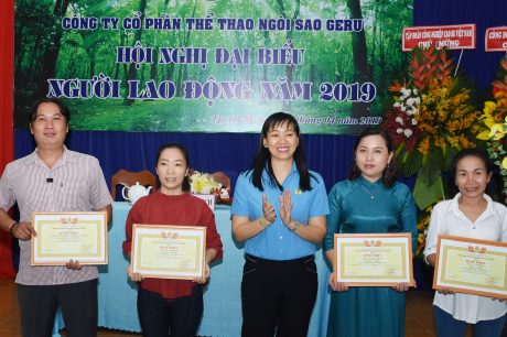 Bà Trương Thị Huế Minh - Phó chủ tịch Công đoàn Cao su Việt Nam trao bằng khen cho các tập thể , cá nhân